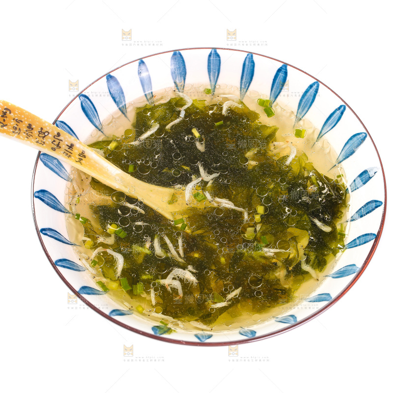 白底上放着一碗紫菜虾皮汤