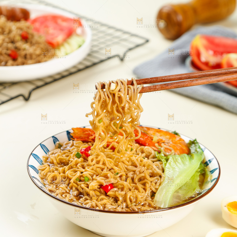 筷子上夹着龙虾拌面