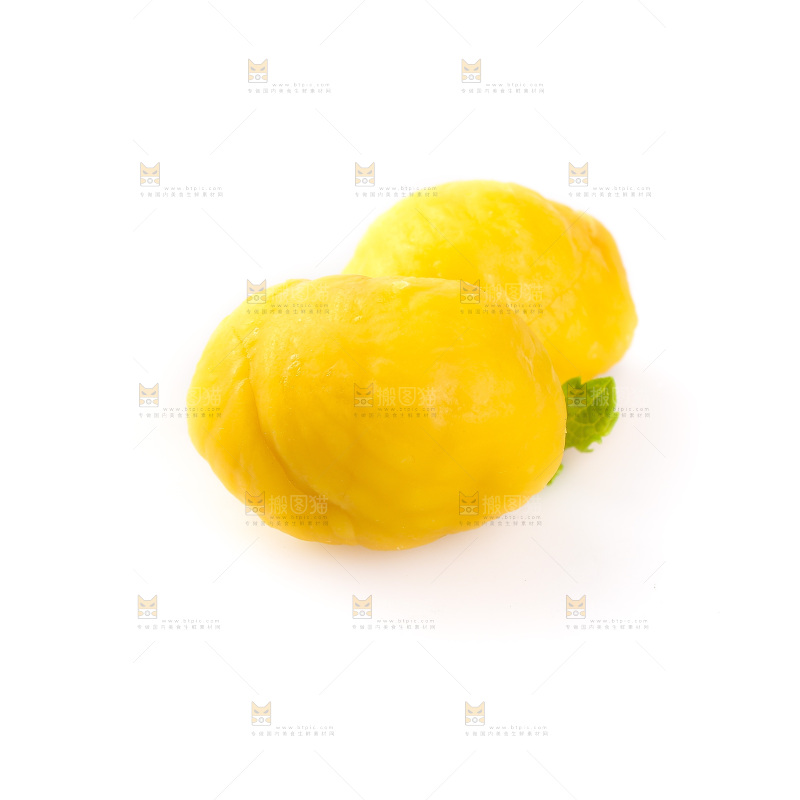 白底上放着板栗仁
