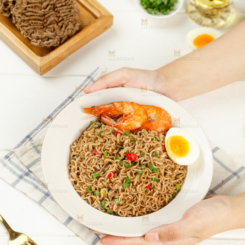手上捧着一盘葱油拌面