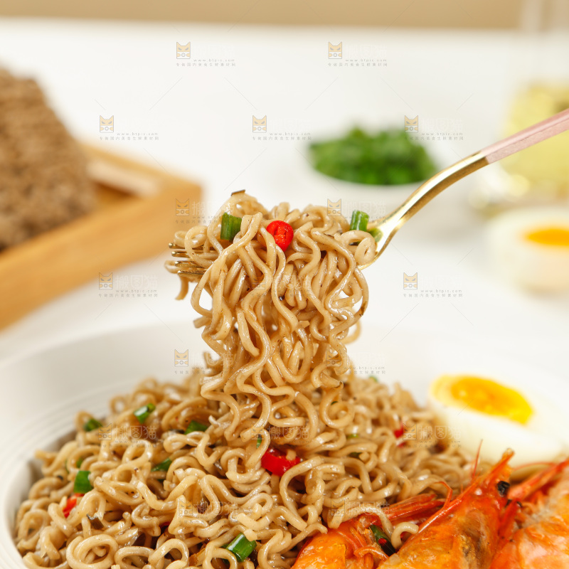 叉子上的葱油拌面