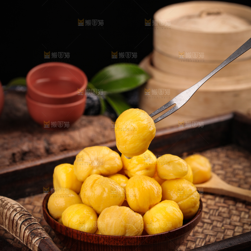 叉子上叉着板栗仁