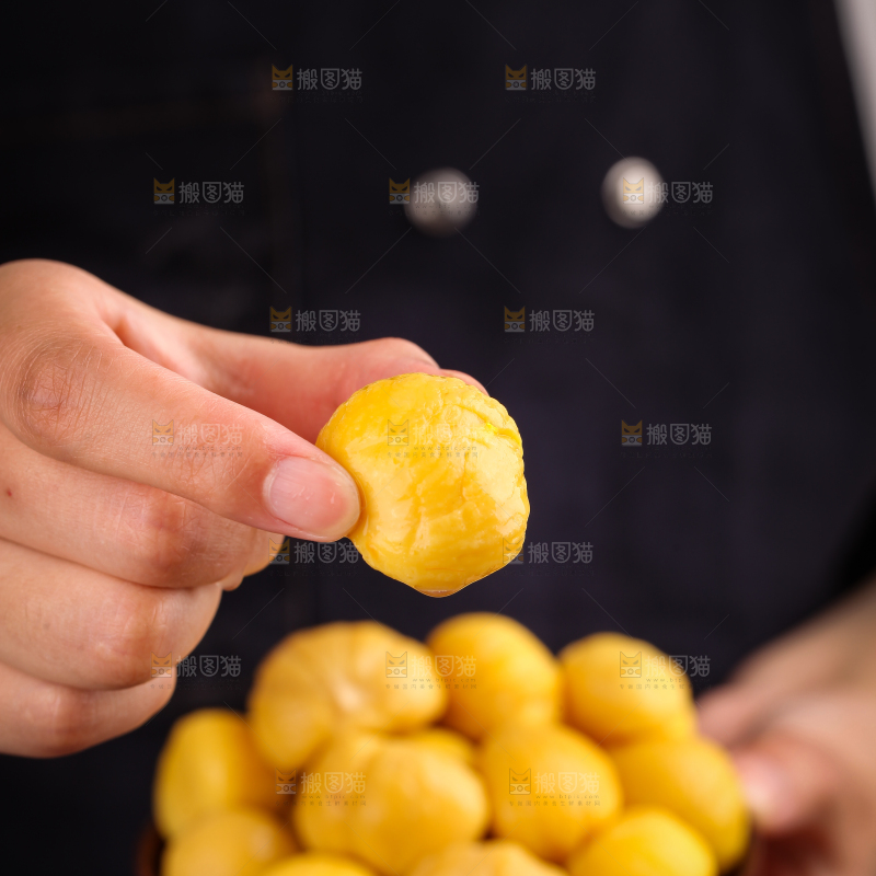 手上拿着板栗仁