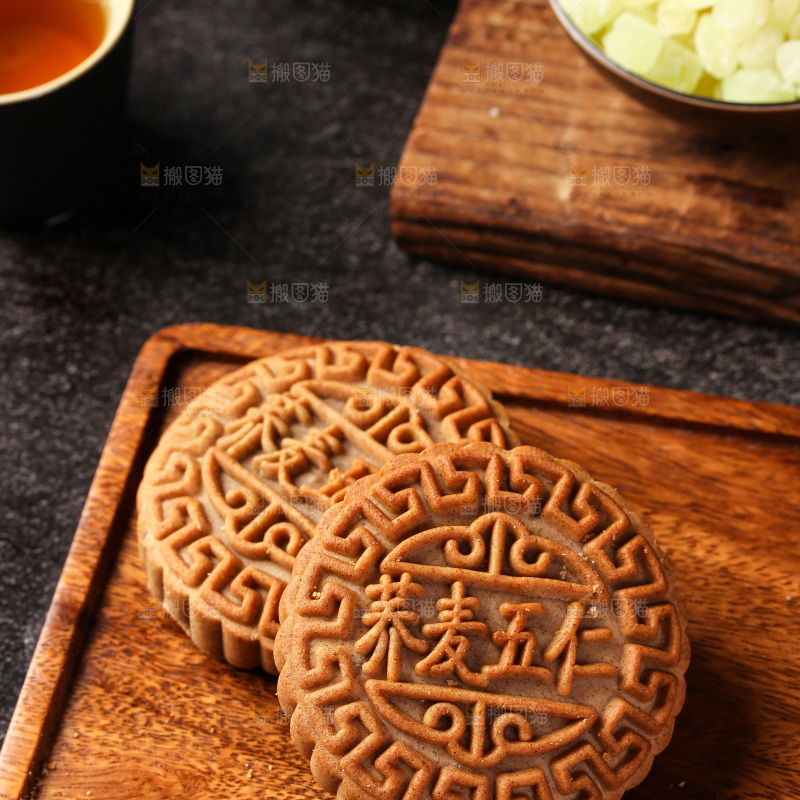 木盘上的荞麦五仁月饼