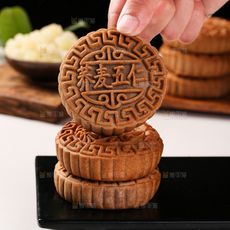 手拿着荞麦五仁月饼