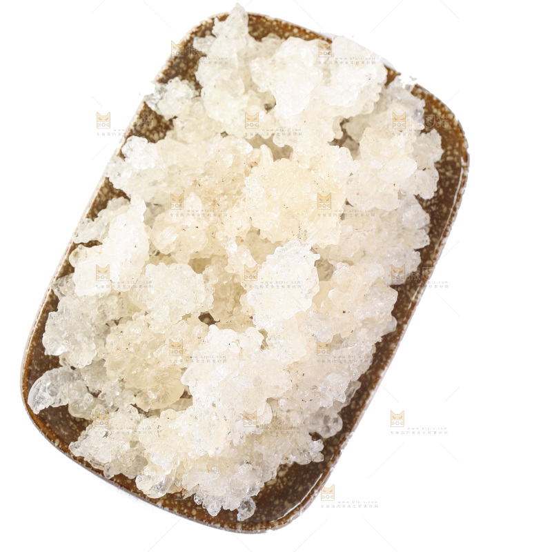 白底上放着一盘雪燕