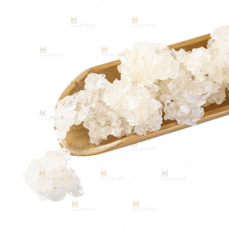 木勺上舀着雪燕