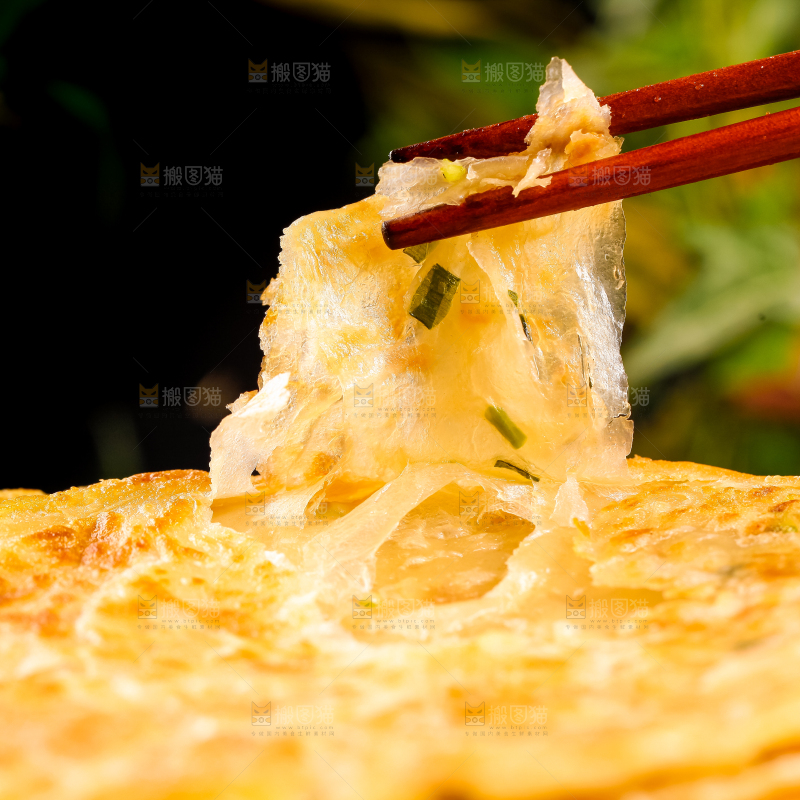 筷子上夹着葱油饼