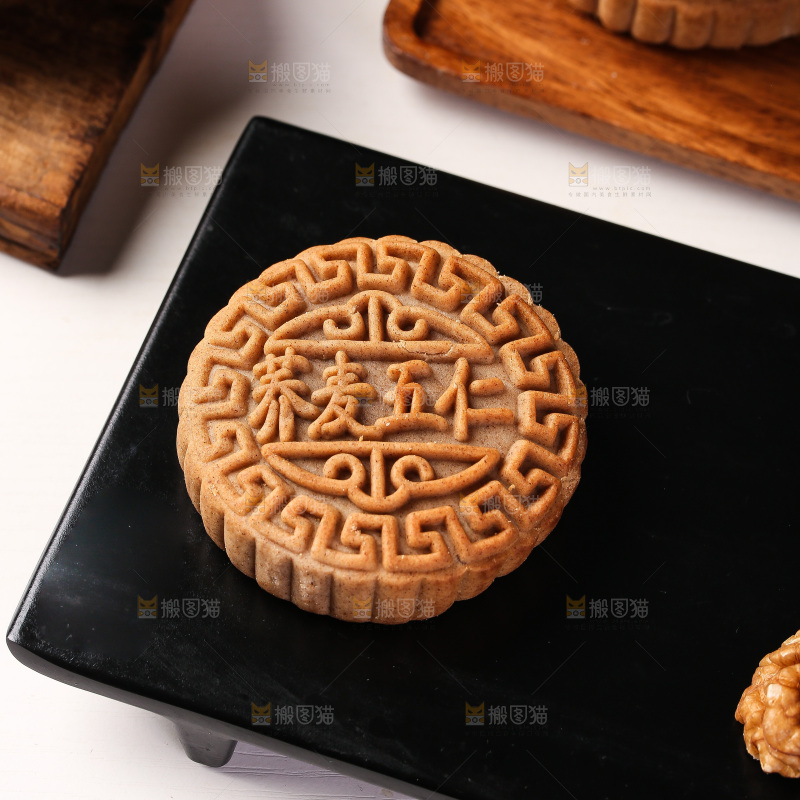 白底上的荞麦五仁月饼