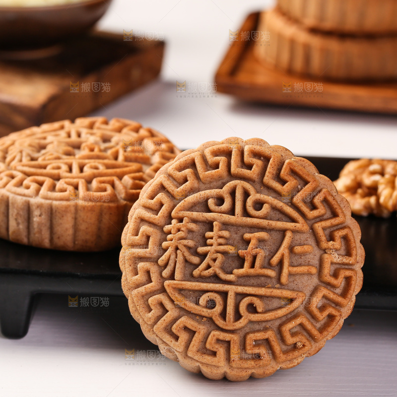 白底上的荞麦五仁月饼