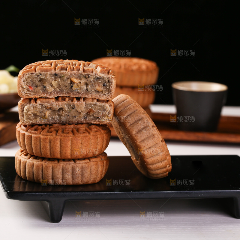 白底上的荞麦五仁月饼