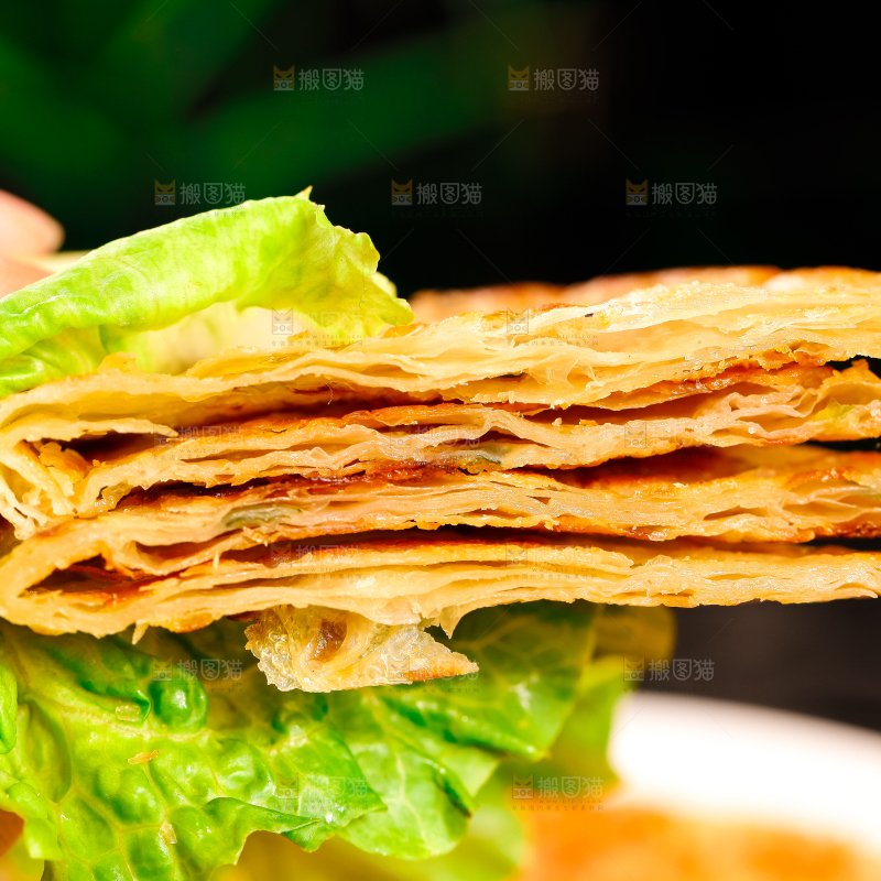 手拿着葱油饼