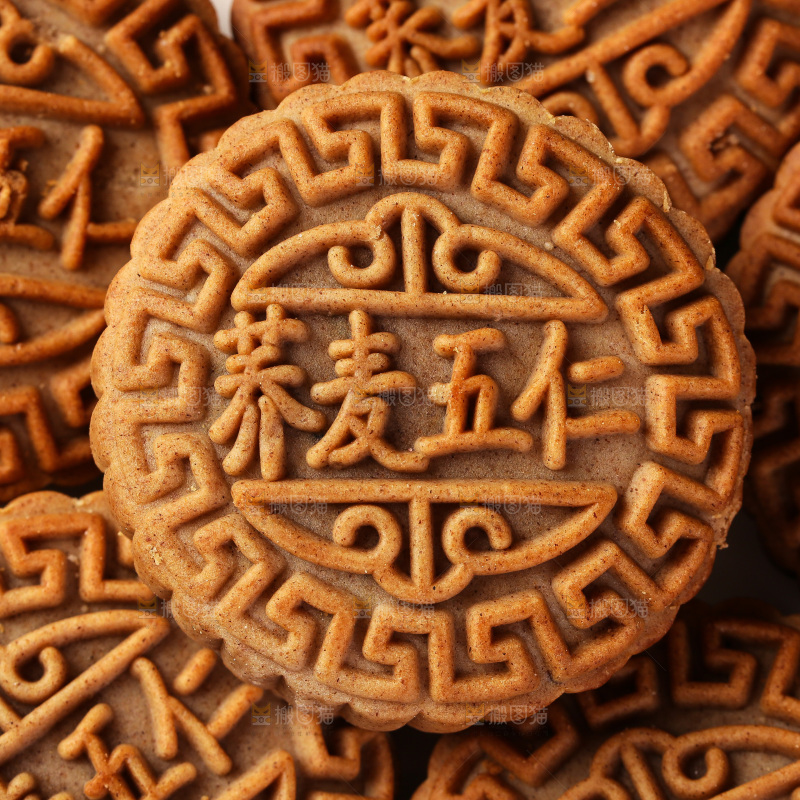 盘子里的荞麦五仁月饼