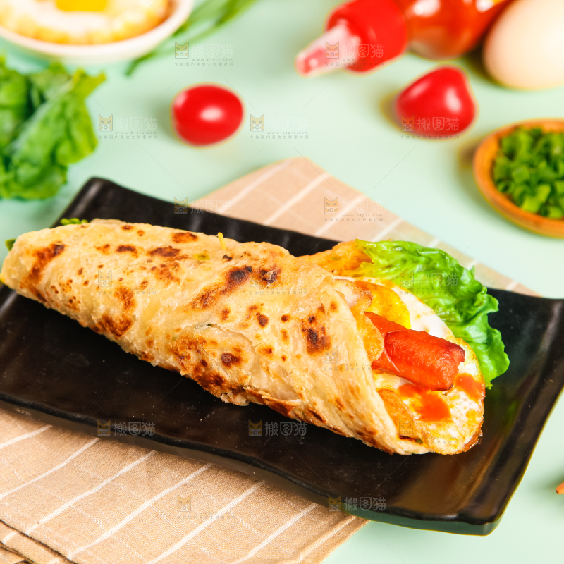 盘子里的手抓饼卷香肠鸡蛋