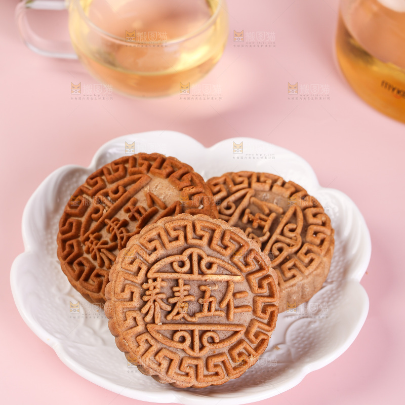 盘子里的荞麦五仁月饼