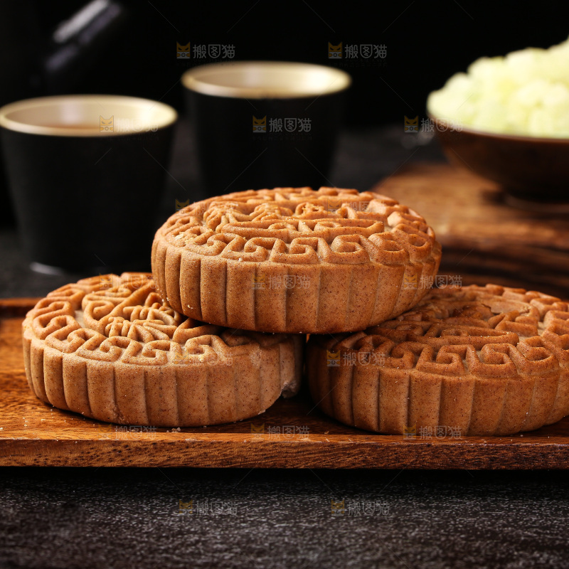 木盘上的荞麦五仁月饼