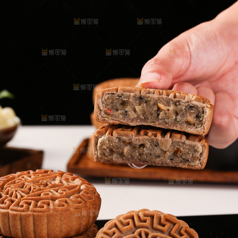 手拿着掰开的荞麦五仁月饼