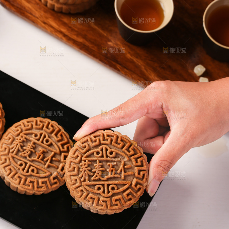 手拿着荞麦五仁月饼