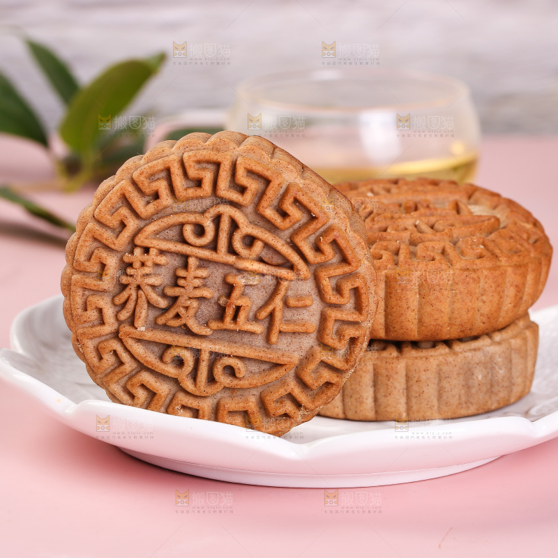 盘子里的荞麦五仁月饼