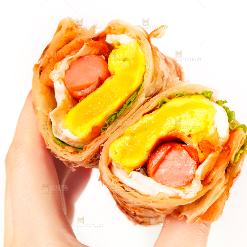 手拿着鸡蛋香肠卷饼