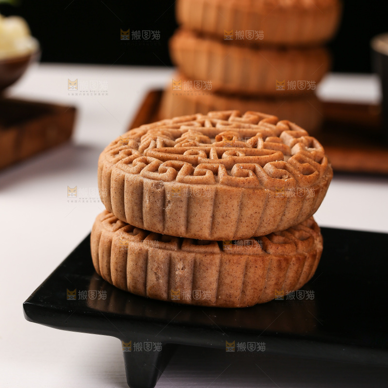 白底上的荞麦五仁月饼