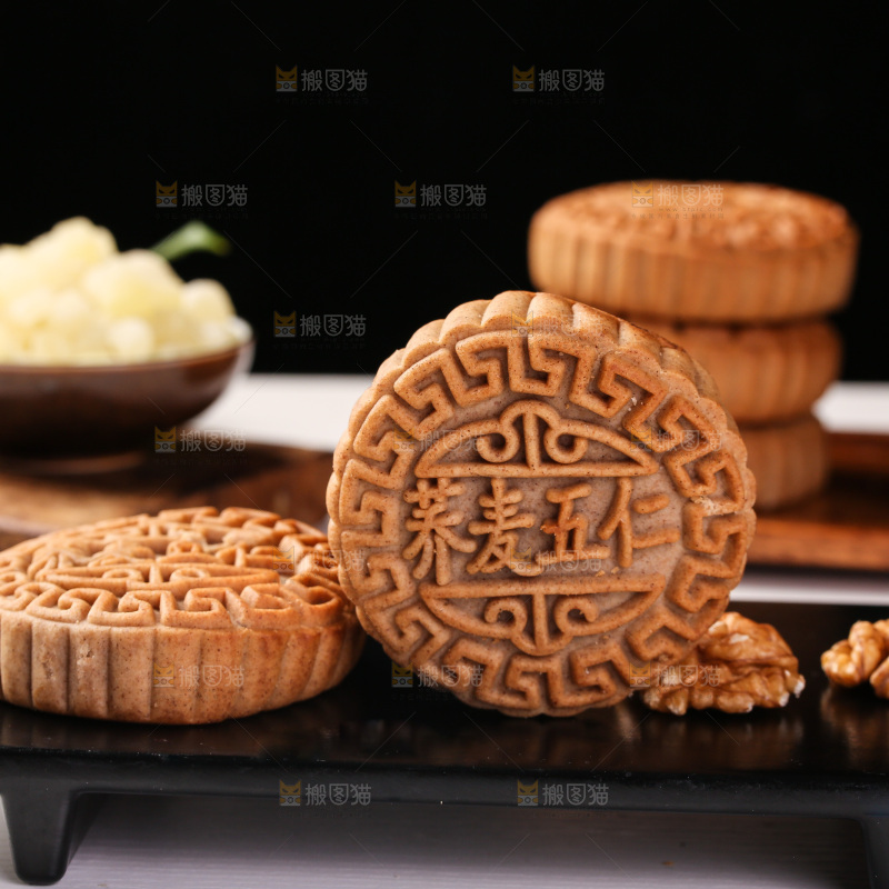白底上的荞麦五仁月饼
