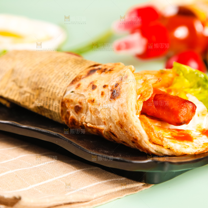 盘子里的手抓饼卷香肠鸡蛋