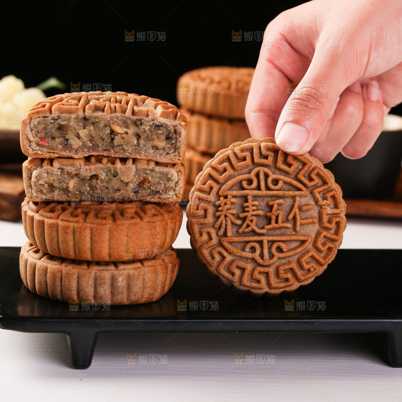 手拿着荞麦五仁月饼