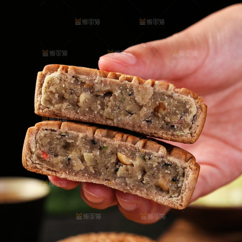 手拿着掰开的荞麦五仁月饼