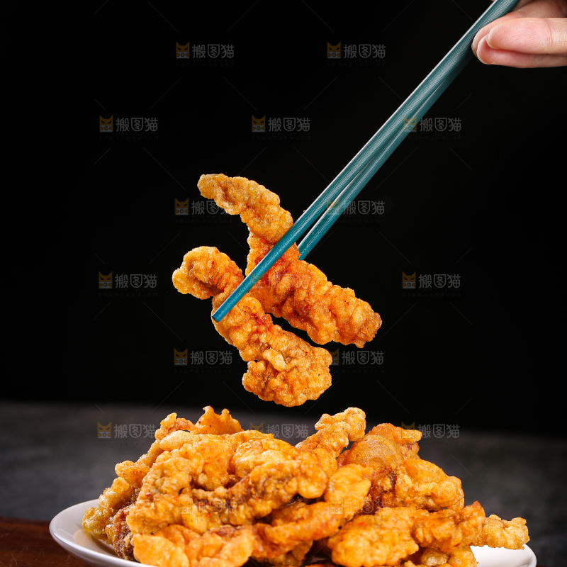 筷子上夹着小酥肉