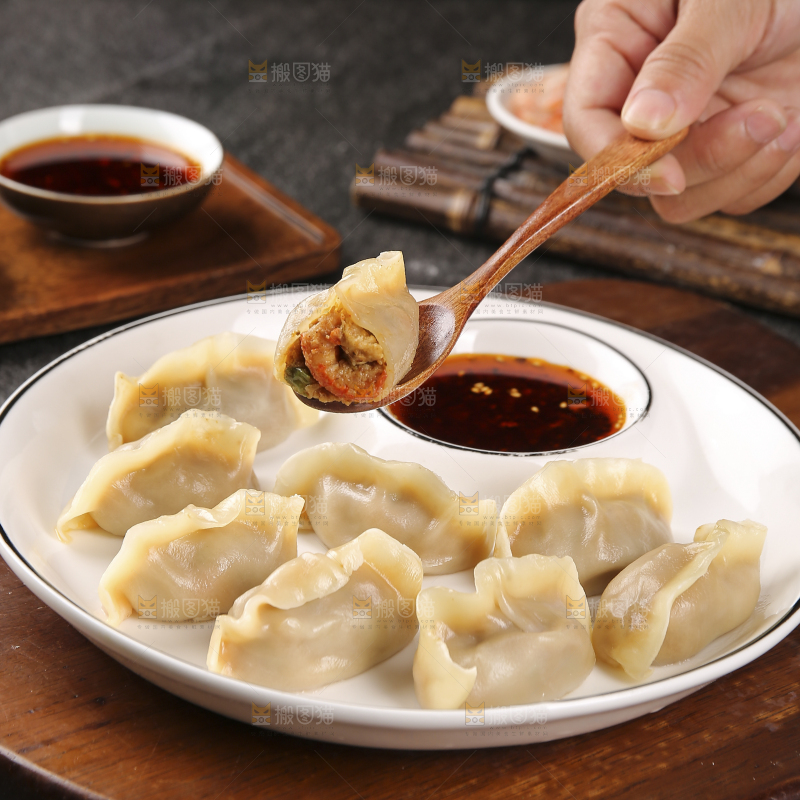 勺子上放着小龙虾饺子