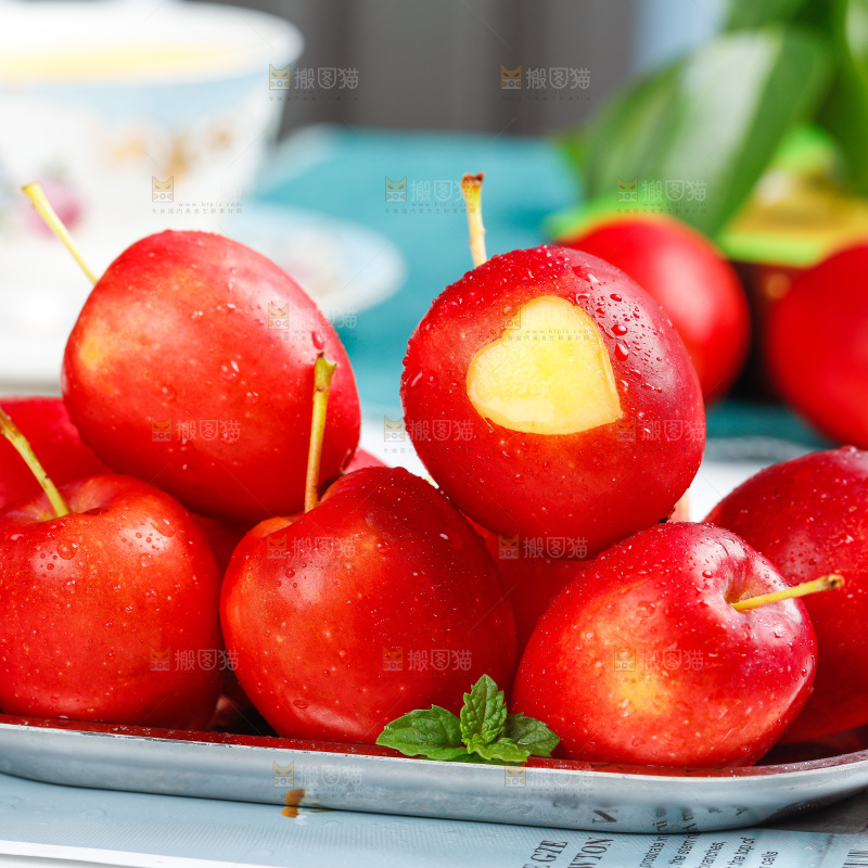 盘子里装着鸡心果