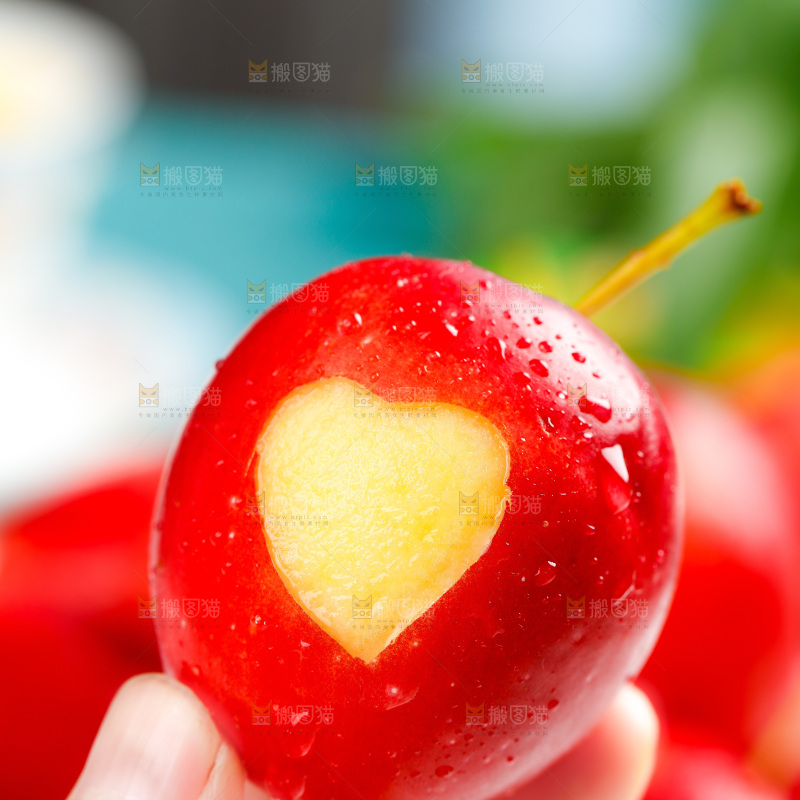 手里拿着鸡心果