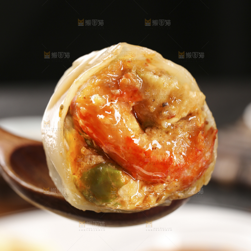 勺子上放着小龙虾饺子