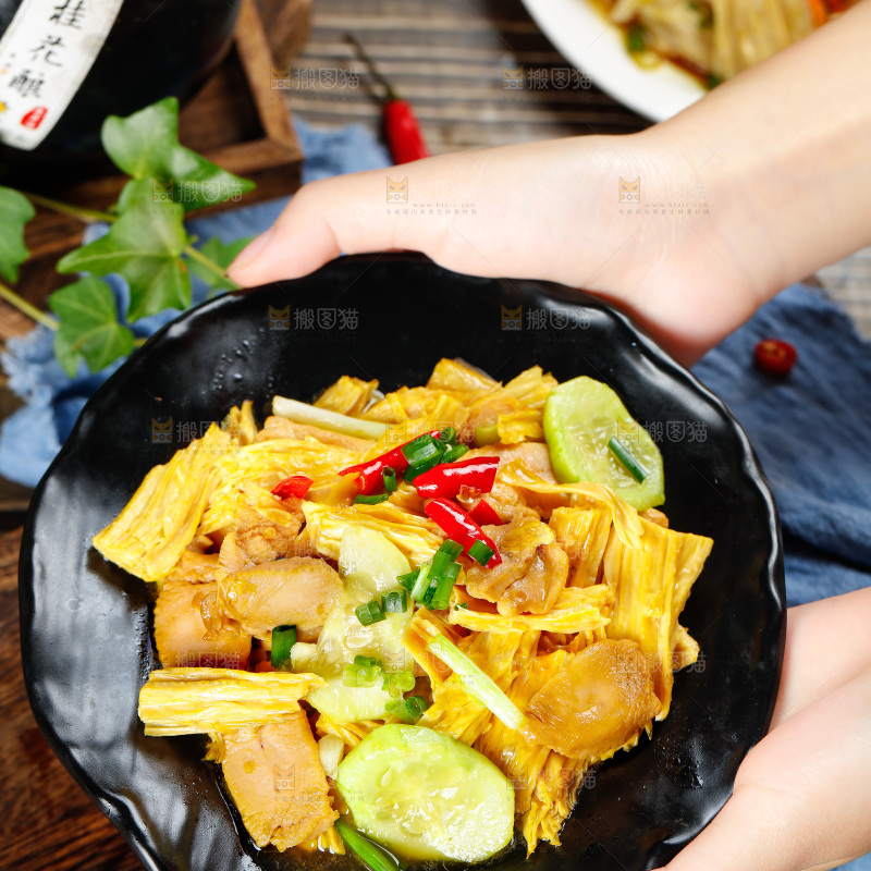 盘子里装着腐竹炒肉