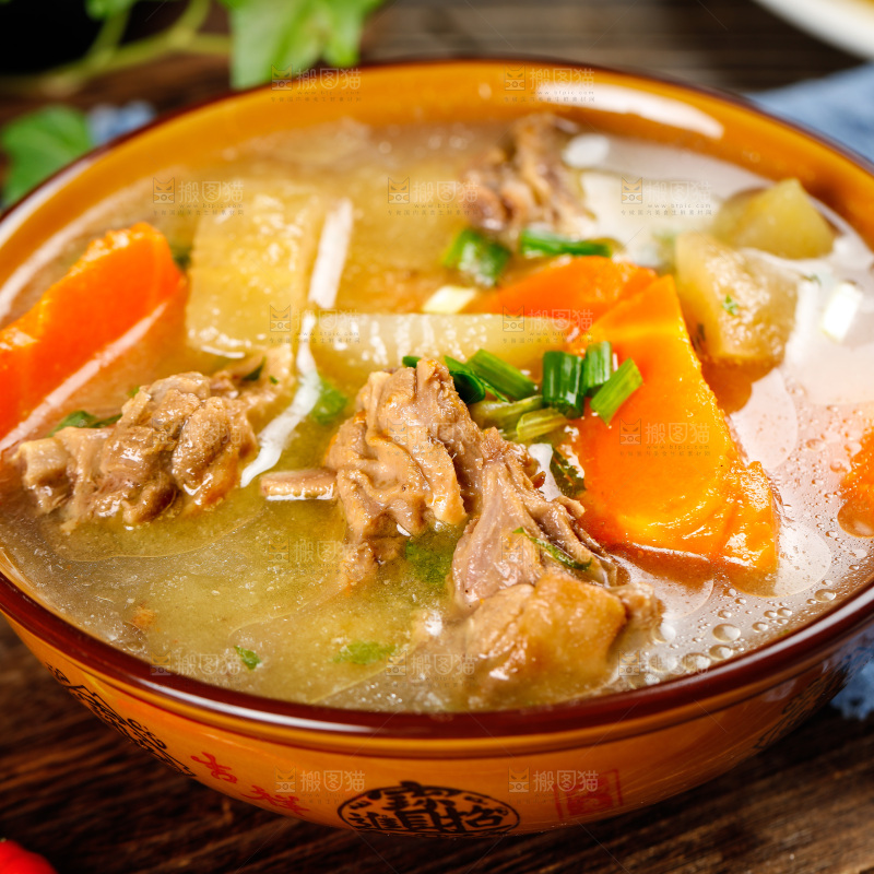 碗里装着鸡肉炖胡萝卜