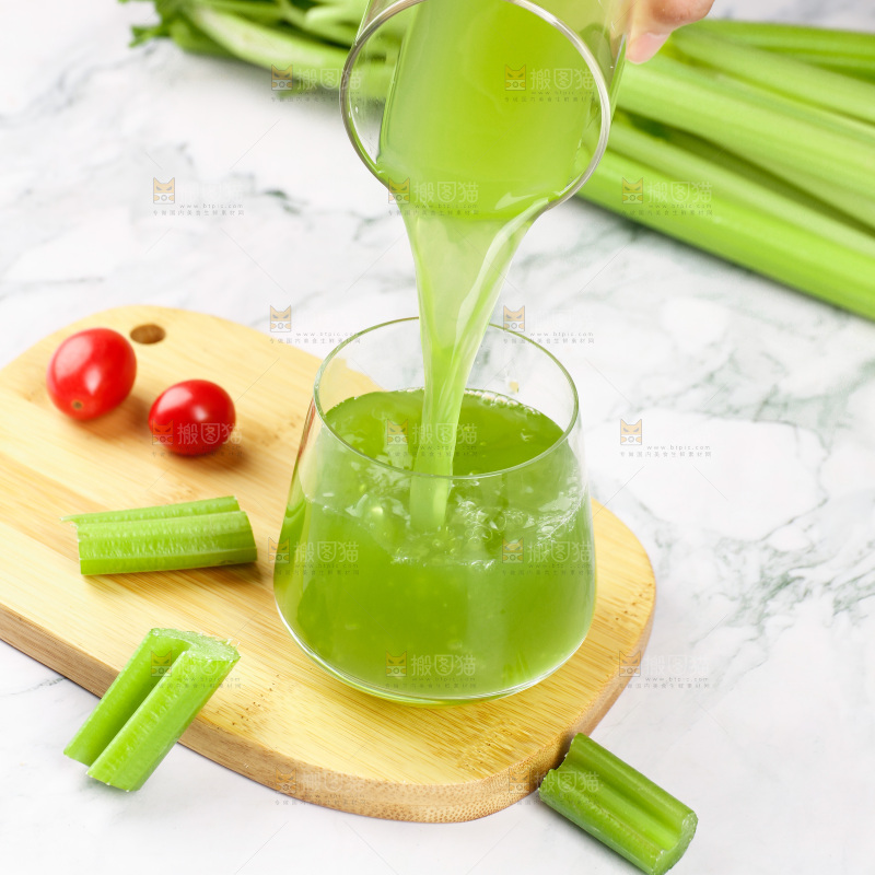 手里倒着一杯西芹汁