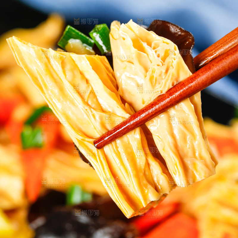 碟子里装着木耳炒腐竹