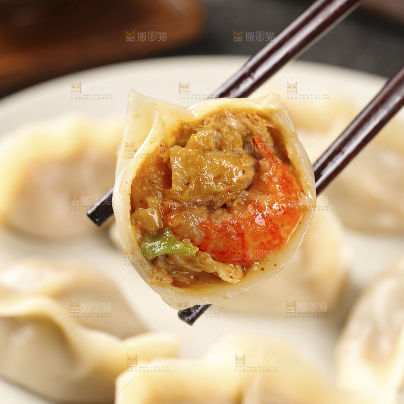 筷子上夹着小龙虾饺子
