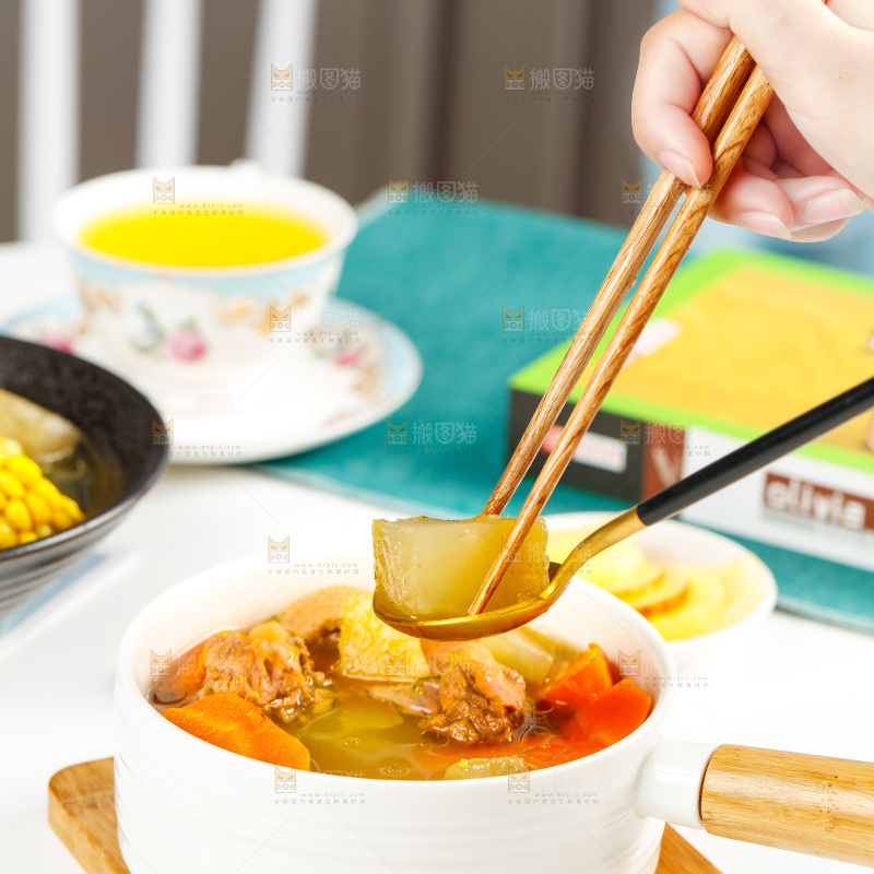 碗里装着鸡肉炖胡萝卜