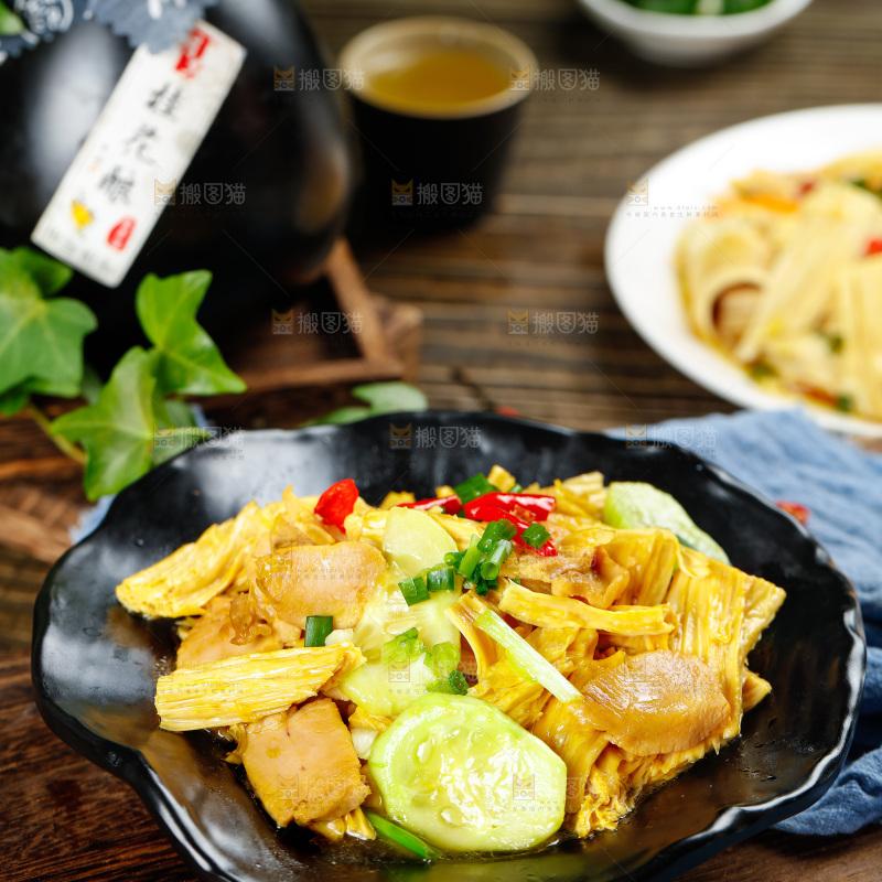 盘子里装着腐竹炒肉