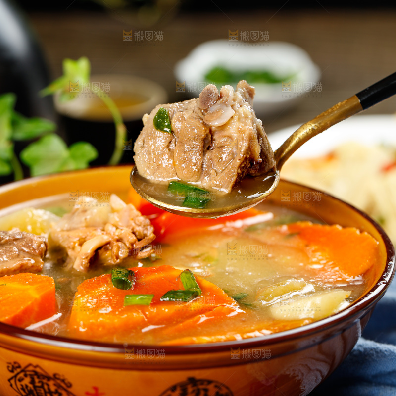 碗里装着鸡肉炖胡萝卜