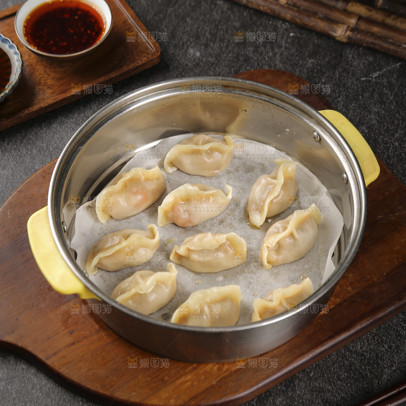 蒸笼里的小龙虾饺子