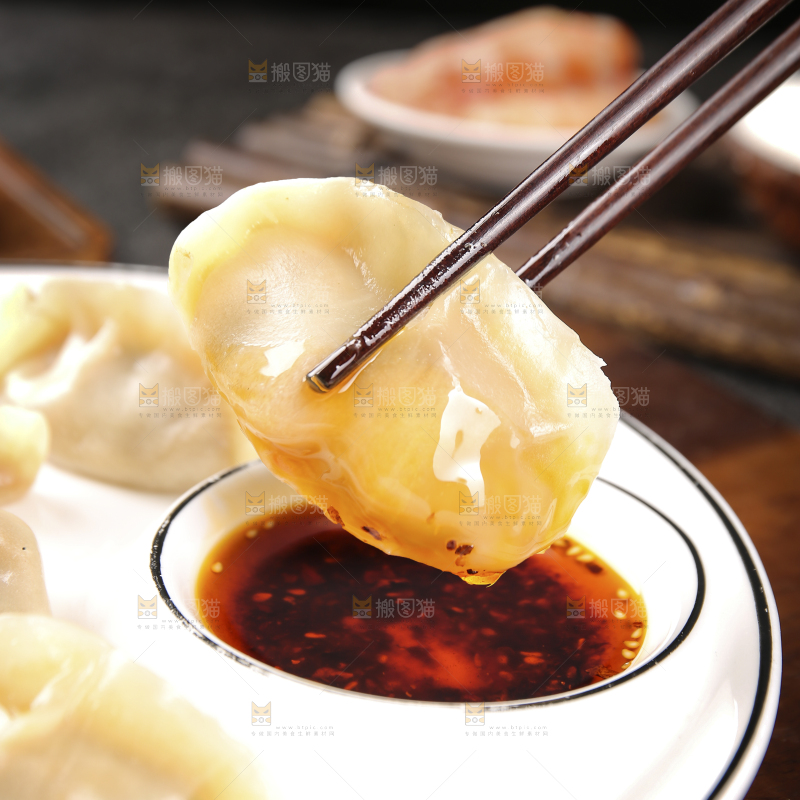 筷子上夹着手工饺子