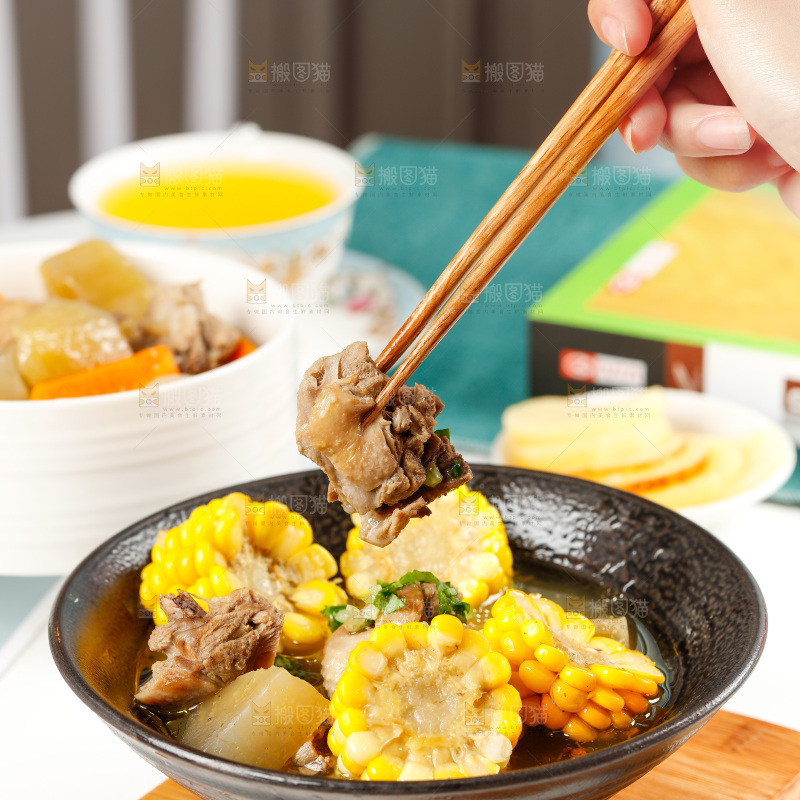 盘子里装着鸭肉烧玉米