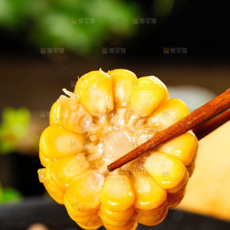 盘子里装着鸭肉烧玉米