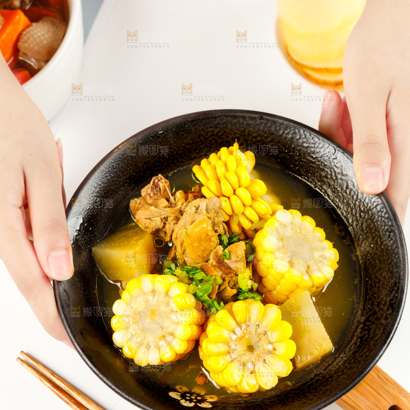 盘子里装着鸭肉烧玉米