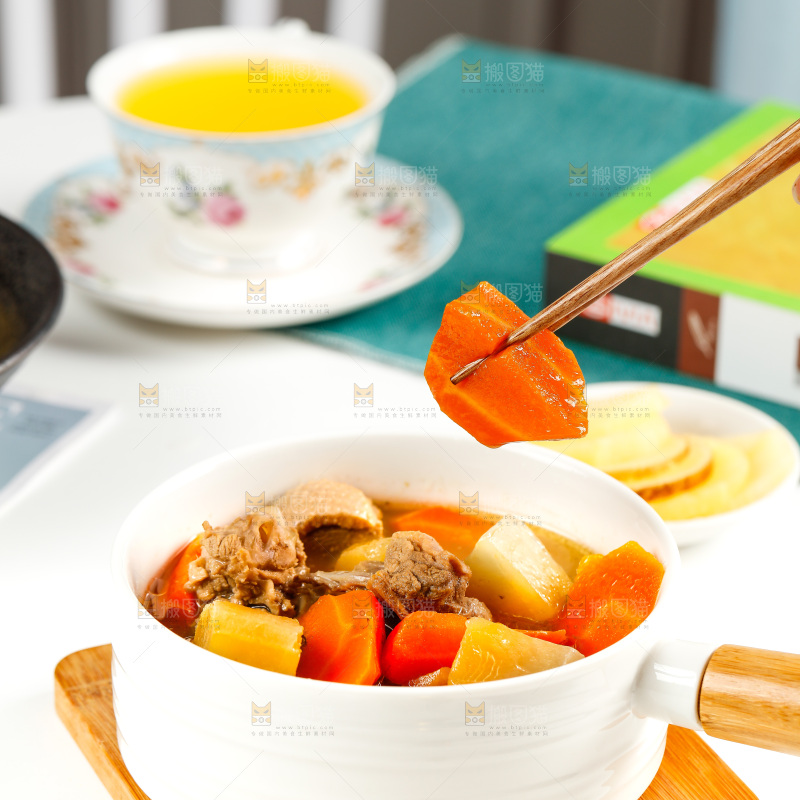 碗里装着鸡肉炖胡萝卜