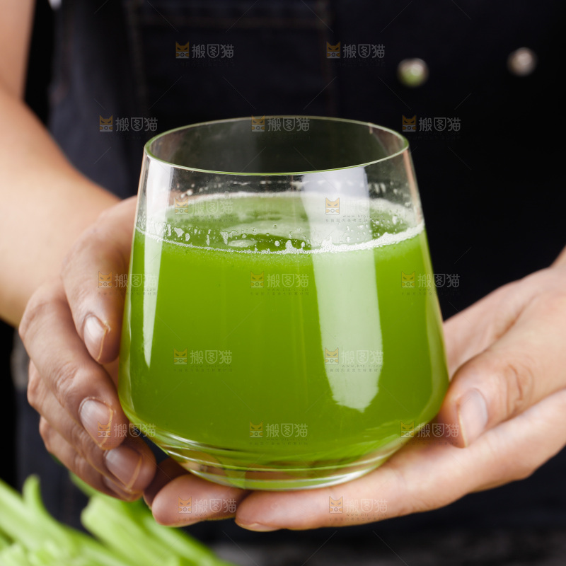 手里拿着一杯西芹汁