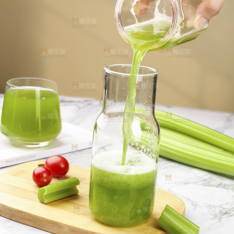 手里倒着一杯西芹汁